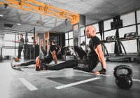 Floor press z hantlami – technika, mięśnie i plan treningowy