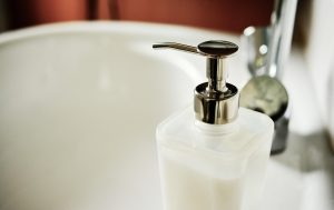 Lacobel w aranżacji wnętrz: kolory, zastosowania i najważniejsze ograniczenia szkła dekoracyjnego